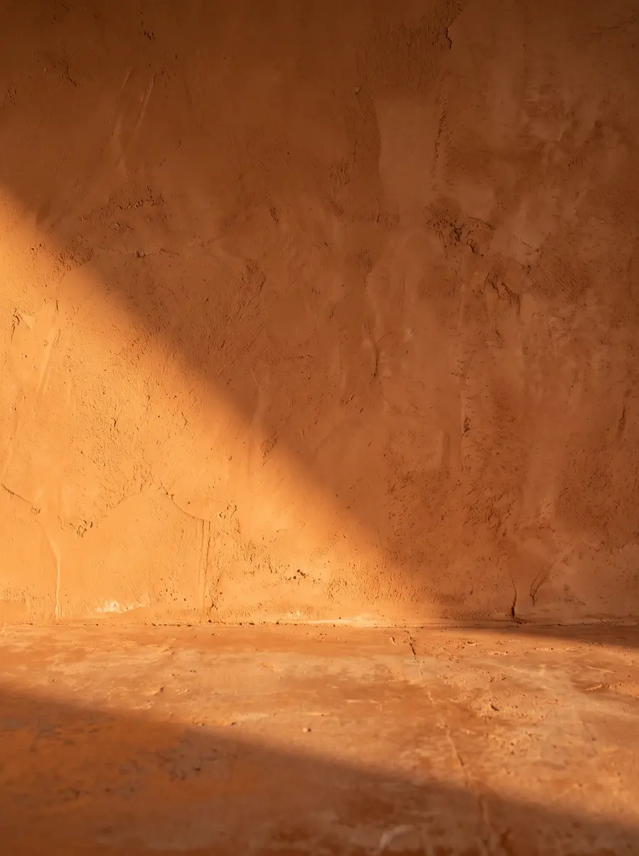 Fundo de reboco terracota com luz lateral