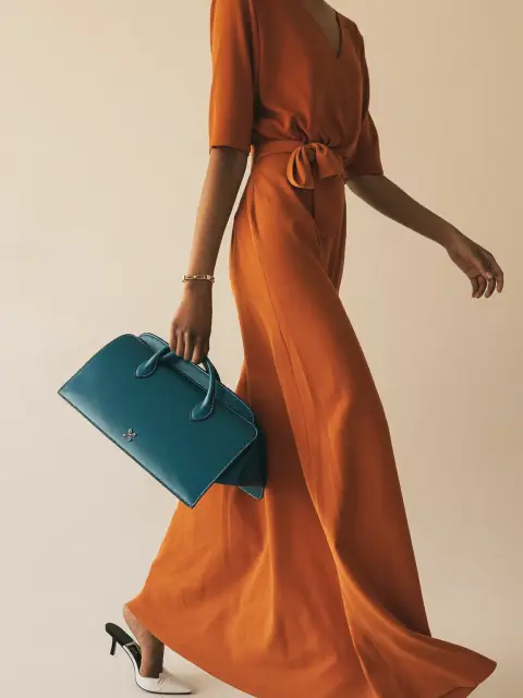 Campanha Vetrina: vestido terracota em movimento com bolsa teal